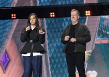 (S-D) Hailee Steinfeld e Jared Bush, Direttore Creativo dei Walt Disney Animation Studios, parlano sul palco del Disney Entertainment Showcase al D23: The Ultimate Disney Fan Event il 14 agosto 2026 ad Anaheim, California