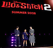 (S-D) Ke Huy Quan, Maia Kealoha e Ginnifer Goodwin per Lilo & Stitch 2 sul palco del Disney Entertainment Showcase al D23: The Ultimate Disney Fan Event il 14 agosto 2026 ad Anaheim, California