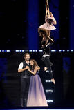 (S-D) Oliver Tompsett e Samantha Barks si esibiscono sul palco del Disney Entertainment Showcase al D23: The Ultimate Disney Fan Event il 14 agosto 2026 ad Anaheim, California