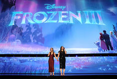 (S-D) Kristen Bell e Idina Menzel per Frozen 3 sul palco del Disney Entertainment Showcase al D23: The Ultimate Disney Fan Event il 14 agosto 2026 ad Anaheim, California