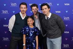 (S-D) Kevin Jonas, Maia Kealoha, Nick Jonas e Joe Jonas al Disney Entertainment Showcase del D23: The Ultimate Disney Fan Event, il 14 agosto 2026 ad Anaheim, California