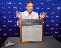 Alan Tudyk si fa prendere le impronte delle mani al Disney Entertainment Showcase del D23: Legends il 16 agosto 2026 ad Anaheim, in California
