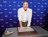 Alan Tudyk si fa prendere le impronte delle mani al Disney Entertainment Showcase del D23: Legends il 16 agosto 2026 ad Anaheim, in California
