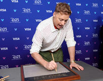 Alan Tudyk prende le impronte delle sue mani al Disney Entertainment Showcase del D23: Legends il 16 agosto 2026 ad Anaheim, in California