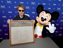 Jerry Bruckheimer ha preso le impronte delle sue mani da Topolino al Disney Entertainment Showcase del D23: Legends il 16 agosto 2026 ad Anaheim, in California