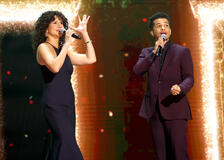 (S-D) Mandy Gonzalez e Jordan Fisher si esibiscono sul palco durante il Disney Entertainment Showcase al D23: Legends il 16 agosto 2026 ad Anaheim, California