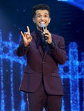Jordan Fisher si esibisce sul palco del Disney Entertainment Showcase al D23: Legends il 16 agosto 2026 ad Anaheim, in California