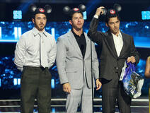 I premiati Disney Legends (da sinistra a destra) Kevin Jonas, Nick Jonas e Joe Jonas dei Jonas Brothers sul palco del Disney Entertainment Showcase al D23: Legends il 16 agosto 2026 ad Anaheim, California