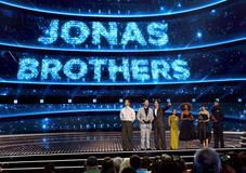 I premiati Disney Legends Kevin Jonas, Nick Jonas e Joe Jonas dei Jonas Brothers sul palco del Disney Entertainment Showcase al D23: Legends il 16 agosto 2026 ad Anaheim, in California