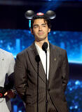 Joe Jonas, insignito del premio Disney Legends, parla sul palco del Disney Entertainment Showcase al D23: Legends il 16 agosto 2026 ad Anaheim, in California