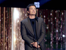 Orlando Bloom parla sul palco del Disney Entertainment Showcase al D23: Legends il 16 agosto 2026 ad Anaheim, California