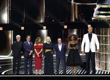 (S-D) Harrison Ford, Robert Downey Jr., Ellen Pompeo, Diane Sawyer, Al Michaels e Bob Iger, ex CEO di The Walt Disney Company e insignito del premio Disney Legends, sul palco del Disney Entertainment Showcase al D23: Legends il 16 agosto 2026 ad Anaheim, California