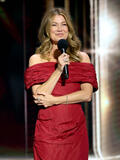 Ellen Pompeo sul palco del Disney Entertainment Showcase al D23: Legends il 16 agosto 2026 ad Anaheim, California.