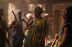 Thuso Mbedu come Zélie e Viola Davis come Mama Agba in Il Regno di Orïsha
