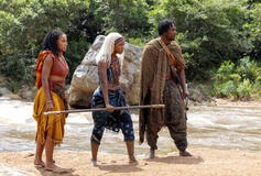 Amandla Stenberg come Amari, Thuso Mbedu come Zélie e Tosin Cole come Tzain in Il Regno di Orïsha