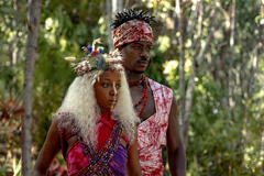 Thuso Mbedu come Zélie e Damson Idris come Inan in Children in Il Regno di Orïsha