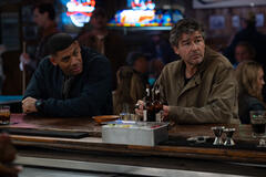 Aaron Pierre, Kyle Chandler in Lanterns - Stagione 1