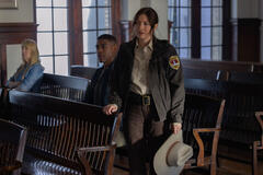 Aaron Pierre, Kelly Macdonald in Lanterns 1x01