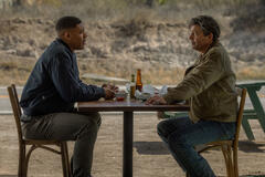 Aaron Pierre, Kyle Chandler in Lanterns 1x01