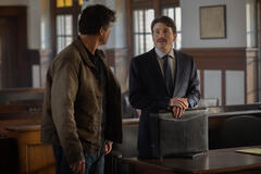 Kyle Chandler, Jason Ritter in Lanterns 1x01
