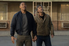 Aaron Pierre, Kyle Chandler in Lanterns 1x02