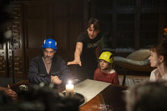 (S-D) Jay Duplass, regista Rob Savage, Arabella Olivia Clark e Jessica Chastain sul set di Mammina (Other Mommy)