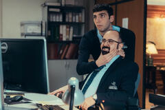 Carlos Areces come Damaso, Roque Ruiz come Morales in Muertos S.r.l. 4x01