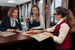 Aitziber Garmendia come Olivia, Adriana Torrebejano come Manuela, Lorea Intxausti come Laia in Muertos S.r.l. 4x01