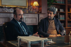 Carlos Areces come Damaso, Diego Martin come Chemi in Muertos S.r.l. 4x01