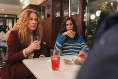 Lucía Quintana come Milagros, Bárbara Santa Cruz come Pilar in Muertos S.r.l. 4x04