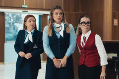 Aitziber Garmendia come Olivia, Adriana Torrebejano come Manuela, Lorea Intxausti come Laia in Muertos S.r.l. 4x06