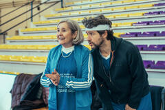Ascen Lopez come Nieves, Diego Martin come Chemi in Muertos S.r.l. 4x06