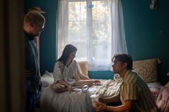 Regista Curry Barker e attori Inde Navarrette e Michael Johnston sul set di Obsession