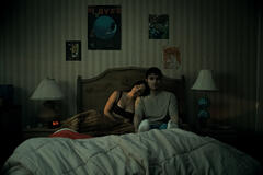 Inde Navarrette come Nikki e Michael Johnston come Bear in Obsession