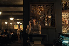 Inde Navarrette come Nikki e Michael Johnston come Bear in Obsession