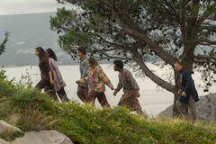 (S-D) Madison Bailey come Kiara, Carlacia Grant come Cleo, Chase Stokes come John B, Madelyn Cline come Sarah Cameron, Jonathan Daviss come Pope, Drew Starkey come Rafe in Outer Banks 5x01