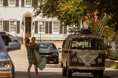(S-D) Chase Stokes come John B, Madelyn Cline come Sarah Cameron in Outer Banks 5x03