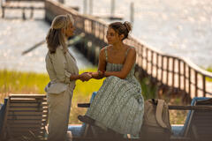 (S-D) Andrea Powell come Mrs. Campbell, Madelyn Cline come Sarah Cameron in Outer Banks 5x03