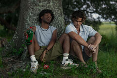 (S-D) Jonathan Daviss come Pope, Chase Stokes come John B in Outer Banks 5x03