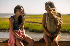 (S-D) Julia Antonelli come Wheezie Cameron, Madelyn Cline come Sarah Cameron in Outer Banks 5x04