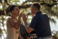 (S-D) Nicholas Cirillo come Barry, Drew Starkey come Rafe in Outer Banks 5x04