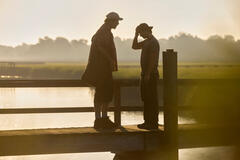 (S-D) Justin Matthew Smith come Barracuda Mike, Chase Stokes come John B in Outer Banks 5x05