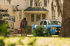 (S-D) Madelyn Cline come Sarah Cameron, Chase Stokes come John B in Outer Banks 5x05