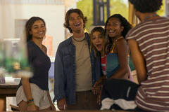 (S-D) Madison Bailey come Kiara, Chase Stokes come John B, Madelyn Cline come Sarah Cameron, Carlacia Grant come Cleo in Outer Banks 5x05
