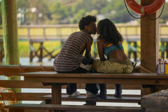 (S-D) Jonathan Daviss come Pope, Carlacia Grant come Cleo in Outer Banks 5x05