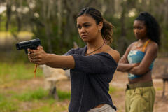 (S-D) Madison Bailey come Kiara, Carlacia Grant come Cleo in Outer Banks 5x06