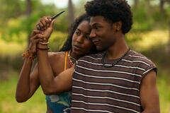 (S-D) Carlacia Grant come Cleo, Jonathan Daviss come Pope in Outer Banks 5x06