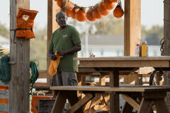 E. Roger Mitchell come Heyward in Outer Banks 5x07