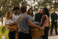 (S-D) Madelyn Cline come Sarah Cameron, Jonathan Daviss come Pope, Chase Stokes come John B, Madison Bailey come Kiara, Carlacia Grant come Cleo in Outer Banks 5x07