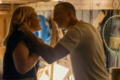 (S-D) Caroline Arapoglou come Rose Cameron, Drew Starkey come Rafe in Outer Banks 5x08